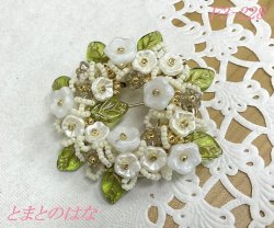 画像1: F3-228　白い小花のドーナツブローチ