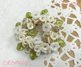 画像: F3-228　白い小花のドーナツブローチ
